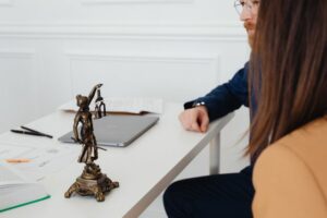 Les différences entre un huissier et une agence de recouvrement de créances