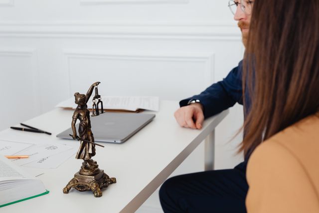 Les différences entre un huissier et une agence de recouvrement de créances