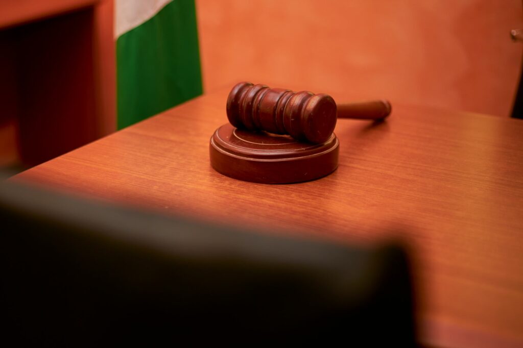 Marteau de justice sur le bureau d'un tribunal