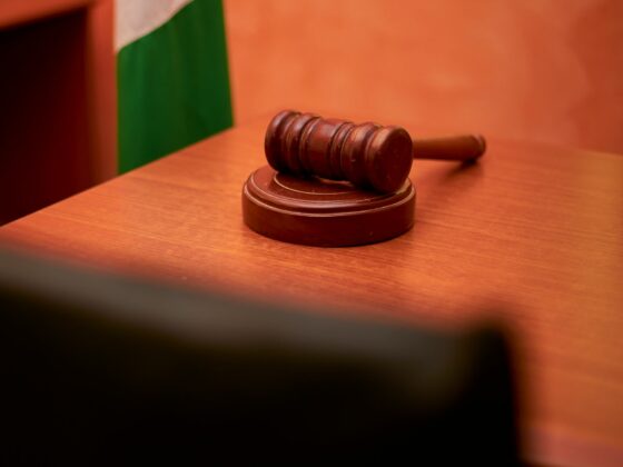 Marteau de justice sur le bureau d'un tribunal